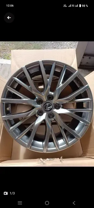 Диск автомобиля Lexus в коробке