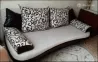 Декорativті жастықшалармен және элегантты дизайнымен диван