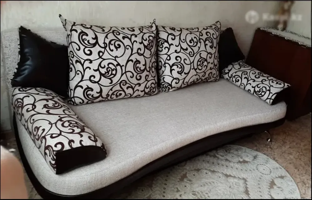 Декорativті жастықшалармен және элегантты дизайнымен диван