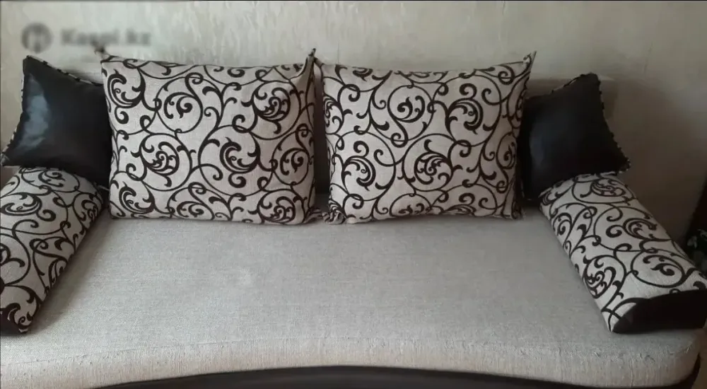 Барокко стиліндегі жастықшалармен диван