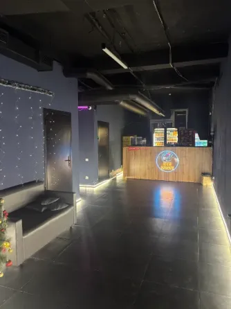 Современное ойын-сауық орнының ашық кіре берісі, күлгін жарықтандырумен