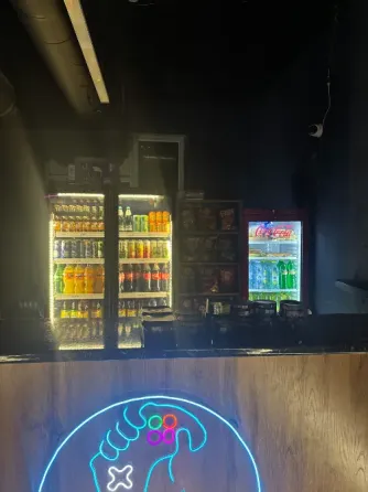 Современное ойын-сауық орнының ашық кіре берісі, күлгін жарықтандырумен