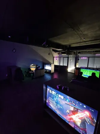 Современное ойын-сауық орнының ашық кіре берісі, күлгін жарықтандырумен