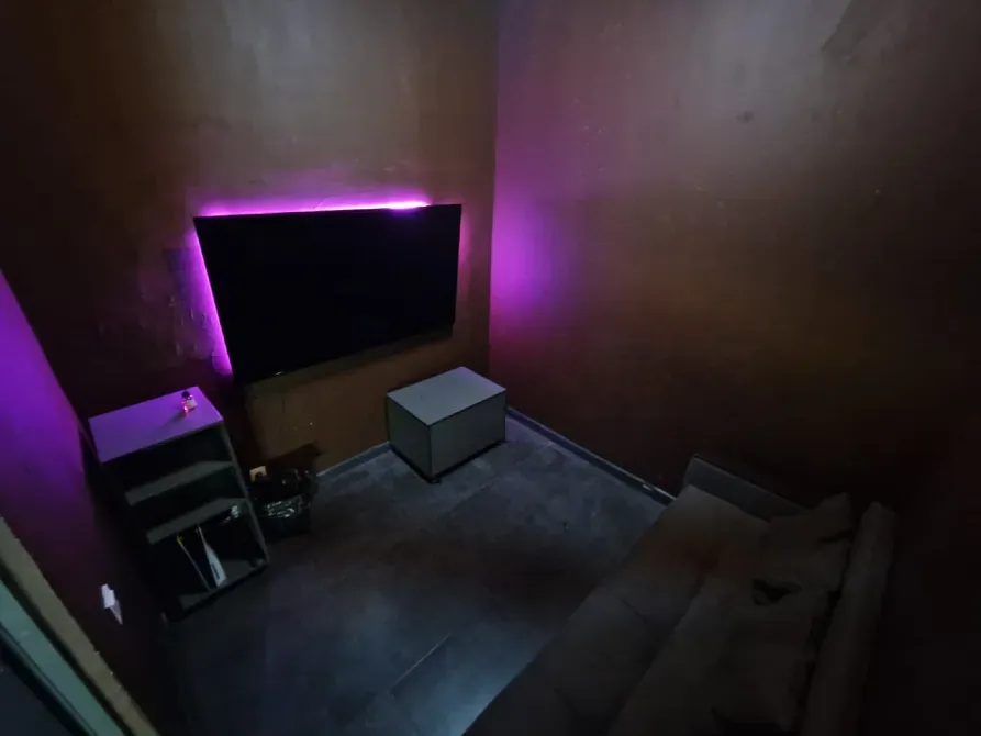 Құшақ жая қабылданған атмосферасы бар қызғылт жарықпен жеке кеңістік