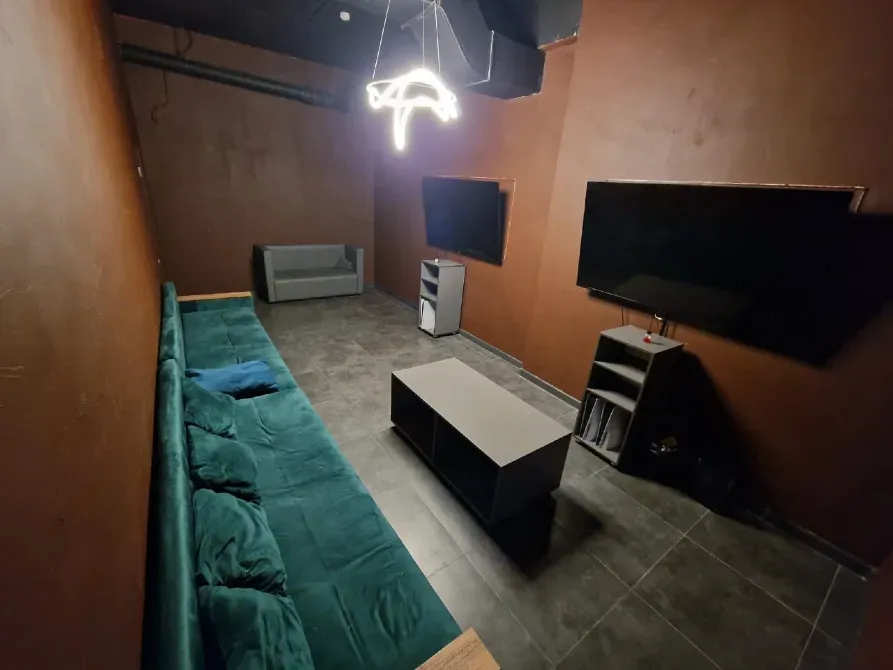 Ыңғайлы демалыс залы жұмсақ жиһазбен және үлкен теледидарлармен