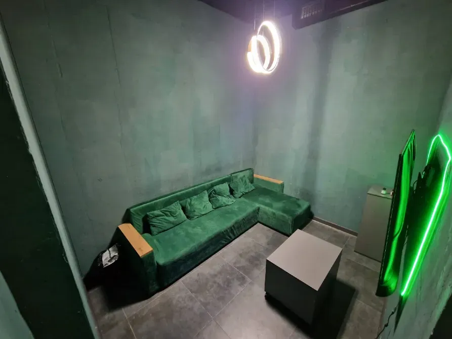 Тыныш түстермен безендірілген жасыл демалыс бөлмесі