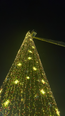 Здание с рекламной вывеской 