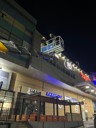 Здание с рекламной вывеской 