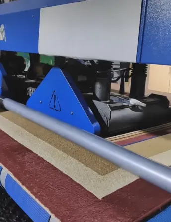 Машина для чистки ковров с щетками и водоснабжением