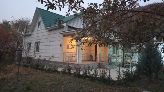 Плиткамен жабыны мен ғимарат қабырғаларының суреті