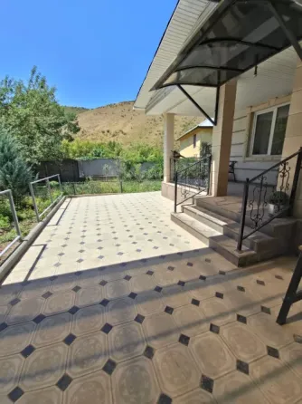 Плиткамен жабыны мен ғимарат қабырғаларының суреті