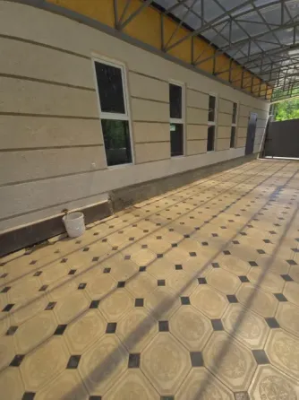 Плиткамен жабыны мен ғимарат қабырғаларының суреті