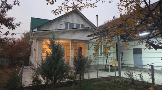 Плиткамен жабыны мен ғимарат қабырғаларының суреті