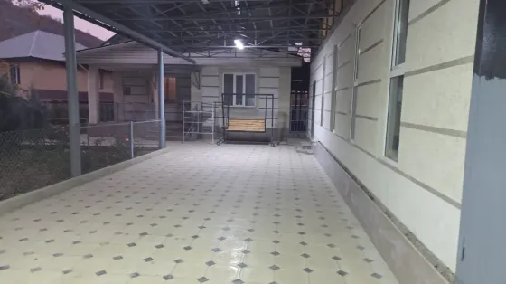 Плиткамен жабыны мен ғимарат қабырғаларының суреті