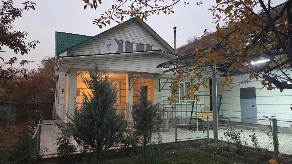 Баудағы жасыл ағаштармен екінші ракурс ғимараты