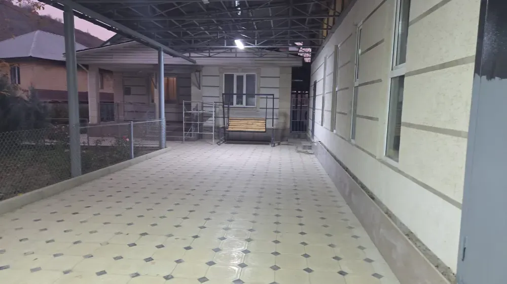 Ғимраттың верандасындағы плиткамен жабылған еден