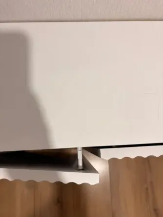 Ақ шкафта домалақ шеттер мен ағаш еден