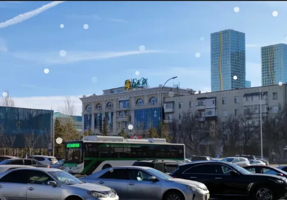 Бос офис үлкен терезелермен және жарық сырлаған қабырғалармен