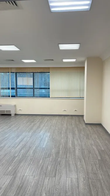 Пустой офис с плоским освещением и жалюзи