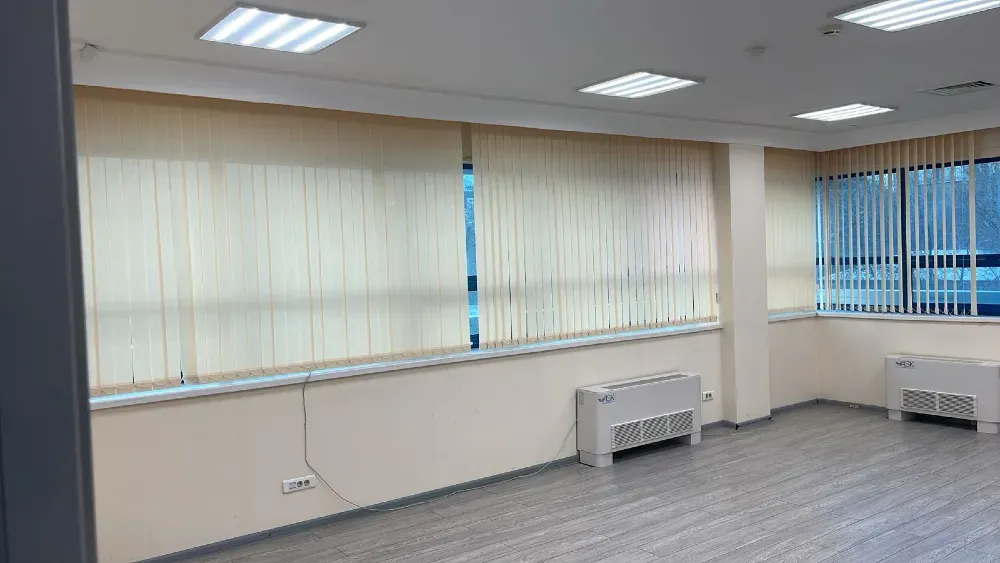 Светлый офис с жалюзи и кондиционером