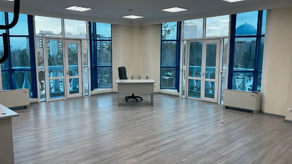 Просторный офис с видом на улицу и светлым интерьером