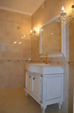 Снимок ванной комнаты с туалетом и раковиной