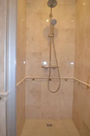 Снимок ванной комнаты с туалетом и раковиной