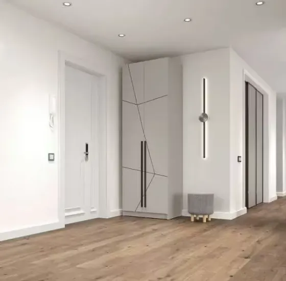 Коридор с декоративной отделкой, светлыми стенами и деревянной дверью