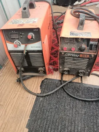 Аппараты для сварки, один из которых марки EXTHARD, другой марки Compax, на деревянном полу