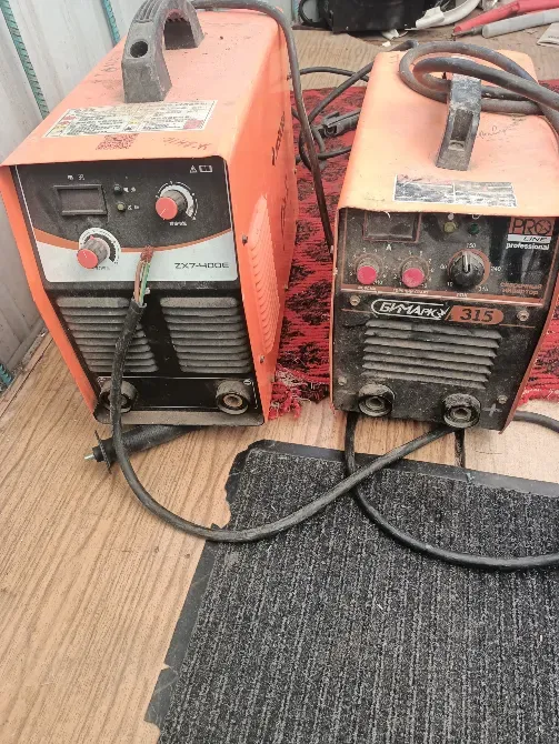 Аппараты для сварки, один из которых марки EXTHARD, другой марки Compax, на деревянном полу