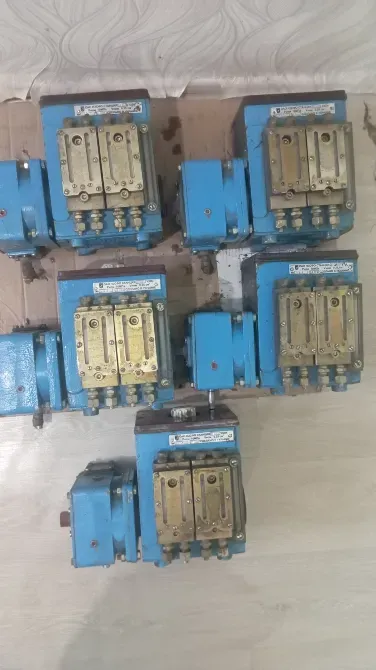 несколько блоков синего цвета с золотистыми деталями