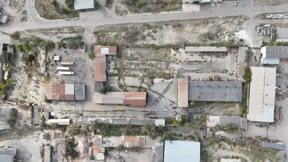 Өнеркәсіптік аймақ, тасталған ғимараттар және өсімдіктер