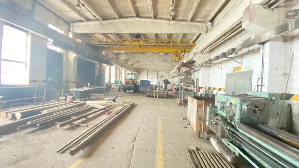 Промышленный цех с инструментами и материалами