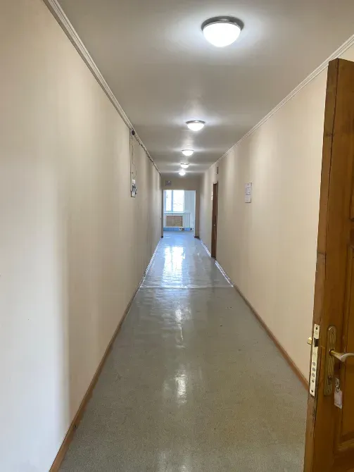 Длинный коридор с освещением