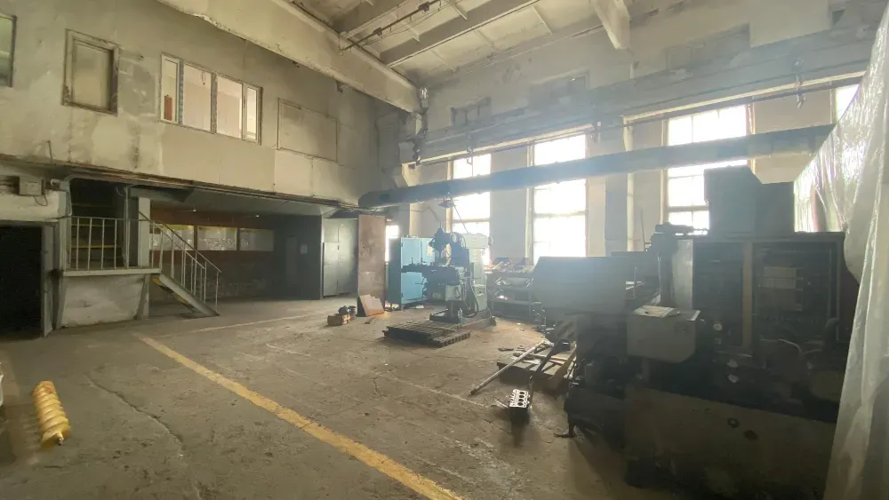 Внутреннее пространство с окнами и оборудованием