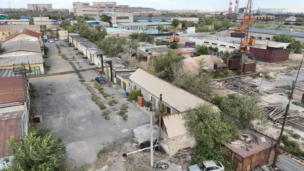 Промышленная зона с заброшенными зданиями и растительностью