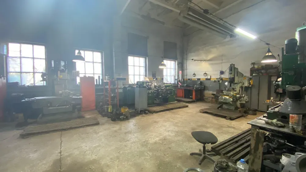 Внутреннее помещение с оборудованием и станками