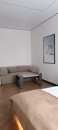 Здание с большими окнами и балконными блоками