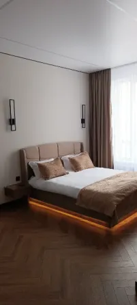 Здание с большими окнами и балконными блоками