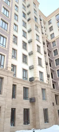 Здание с большими окнами и балконными блоками