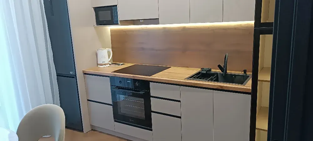 Кухня с техникой и столешницей