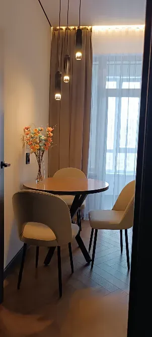 Уютное пространство с обеденным столом и стульями