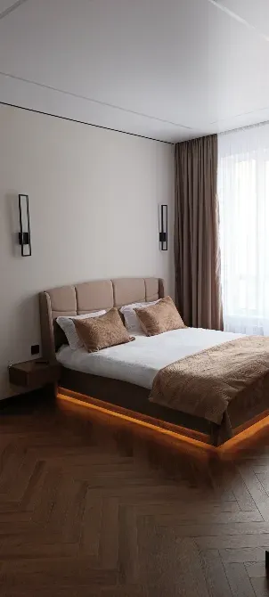 Комната с кроватью и ночными светильниками