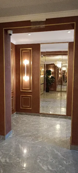 Интерьер коридора с зеркалом и освещением