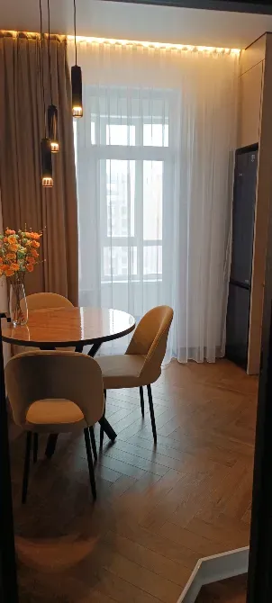 Обеденная зона с окнами и освещением