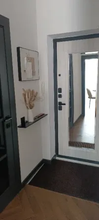 Современное здание с элементами классического стиля, высота до 5 этажей