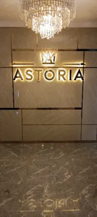 Современное здание с элементами классического стиля, высота до 5 этажей