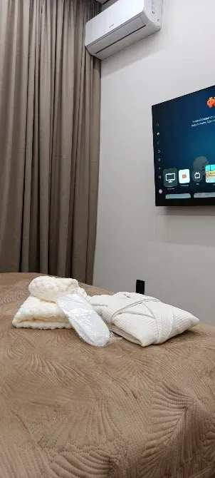 Заманауи тұрғын алаң, телевизор мен текстильмен