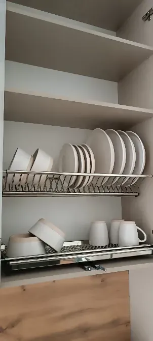 Ас үйдегі шкафта ыдыс-аяқтарға арналған сөрелер