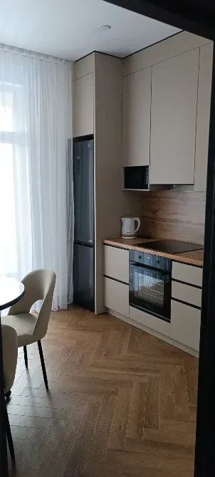 Заманауи тұрмыстық техника мен ас үсті бар ас үй